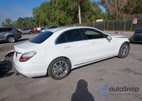 2016 Mercedes-Benz C 300 z USA, uszkodzony, nr VIN 55SWF4JB0GU119144